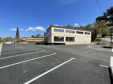 Karika Immobilier vous propose à la vente ce bureau de 49 mètres carrés. Situés à Trans-en-Provence, ils bénéficient d'une proximité immédiate aux grandes enseignes commerciales et industrielles. Livrés bruts de décoffrage, ces bureaux s'adapteront p...