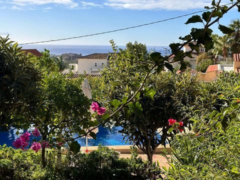 Discover your oasis on the Costa del Sol! This impressive independent house in Benalmadena is the home you have always dreamed of. With 235 m2 built, it offers a spacious and cozy space for the whole family. It has four bright bedrooms and three bath...