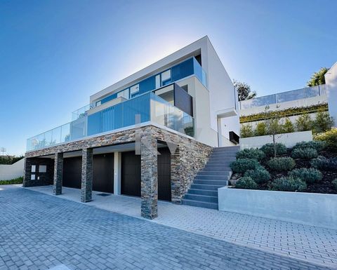 Presentamos esta espléndida villa ubicada en una exclusiva urbanización cerrada en el corazón de Estoril. Con solo cinco residencias, este nuevo condominio ofrece una combinación perfecta de privacidad, comodidad y lujo. Caracteristicas de la propied...