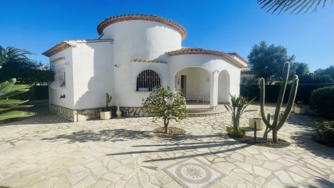 Objektbeschreibung: Die ebenerdige Villa in Els Poblets präsentiert sich mit 3 Schlafzimmern und 1 Badezimmer als geräumige und zugängliche Wohnlösung. Auf einem großzügigen Grundstück gelegen, bietet das Anwesen ausreichend Raum für einen möglichen ...