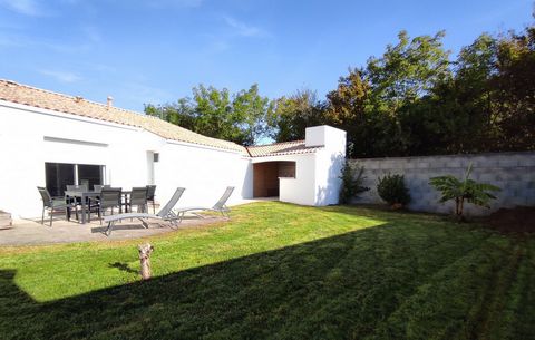 Chez ACP Immobilier Machecoul Belle maison traditionnelle récente de 3 chambres au coeur de La Garnache quartier récent. Elle vous offre, une belle pièce de vie lumineuse avec sa cuisine ouverte et son accè directe sur la terrasse. Un espace nuit com...