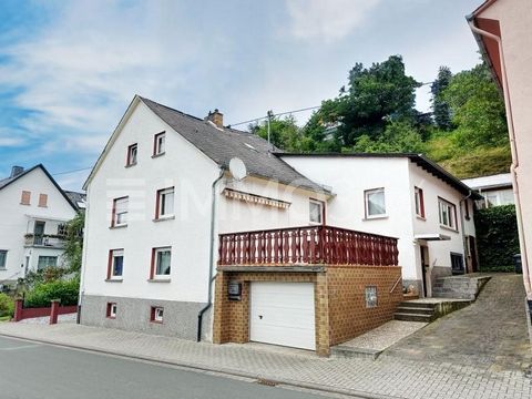 Dieses charmante, zweistöckige Doppelhaus aus dem Jahr 1900 liegt in der malerischen Gemeinde Beselich im Ortsteil Niedertiefenbach. Die Immobilie besticht durch ihre großzügige Grundstücksfläche von 1091 m², auf der Ihnen ein Garten mit atemberauben...