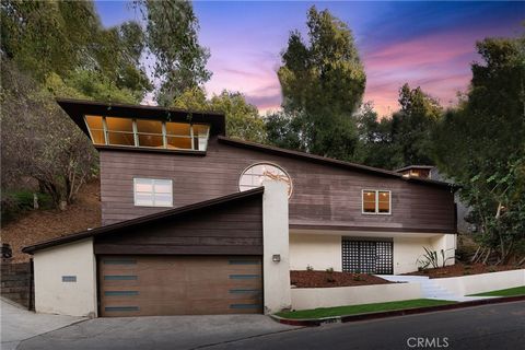 This first ever commissioned home by iconic architect A. Quincy Jones offers a once-in-a-lifetime chance to live in a piece of Hollywood architectural history. Located in the highly sought-after Hollywood Hills, this 3 bedroom, 2 bathroom property fe...