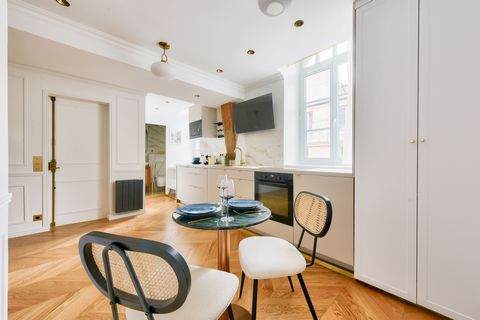 Magnifique appartement de deux pièces situé au troisième étage d'un immeuble classé monument historique, en plein cœur du prestigieux 1er arrondissement de Paris. Cet appartement ensoleillé a été entièrement rénové par un architecte renommé et offre ...