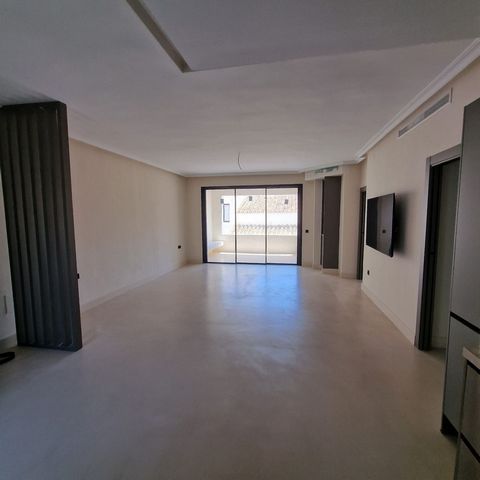 Located in Puerto Banús. Large and bright two bedroom apartment renovated to perfection in Puerto Banus. Located at the west gate and just 1 minute walking to the beach and high end shopping. - 2 bed / 2 bath - 127 m2 - Completely renovated - Micro c...