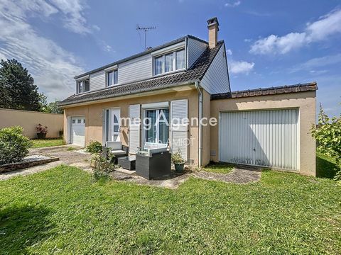 Située à Meulan Paradis, cette maison profite d'un emplacement idéal proche des transports en commun, écoles et commerces. Sa position stratégique offre un cadre de vie pratique et agréable. Elle bénéficie d'une exposition Est-Ouest, avec une terrass...