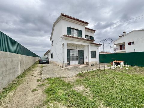    Se está à procura de um espaço para famílias alargadas, a possibilidade de arrendamento ou um investimento de grande potencial, este imóvel é a escolha perfeita!   Primeira Moradia (2 Pisos):    Sala ampla com vista para o jardim e cozinha funcion...