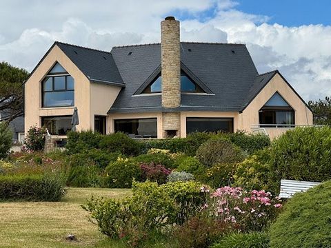 Villa d'architecte située dans un endroit exceptionnelle avec vue surplombante et panoramique sur la sortie de port du Crouesty puis la baie avec ses iles (Houat, Belle iles....) . Un portillon donne accès aux sentiers et aux plages et vous êtes à pi...