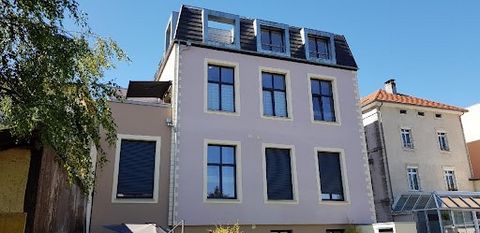 Appartement à Vendre à Delle. Très bel appartement de standing de 70m² en duplex de type T3 au second étage, situé au cœur de la ville, à proximité directe de tous commerces, dans une petite copropriété récente (2018) avec ascenseur. il comprend : - ...