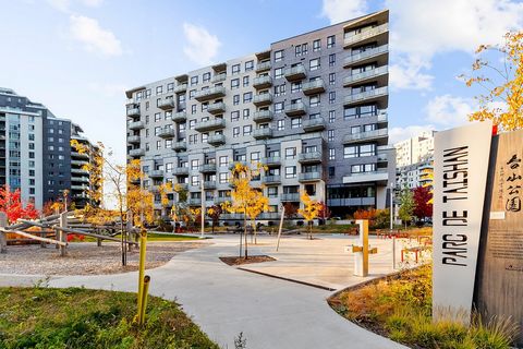 Soyez les premiers à découvrir ce superbe condo situé dans le quartier prisé de LaSalle. À proximité du Carrefour Angrignon, ce bien rare, moderne et clé en mains, vous offre une incroyable superficie de plus de 1 000pi² qui s'étale sur 2 étages et q...