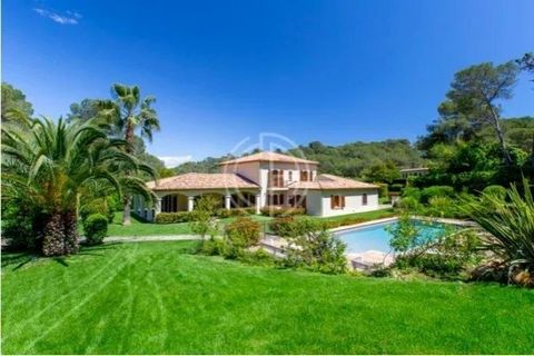 MOUANS SARTOUX - In the sought-after Castellaras area, magnificent renovated villa in a residential estate. Ideally located less than ten minutes from all amenities, this comfortable property in the heart of a 5000 m² wooded park, with large swimming...