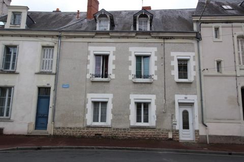 EN EXCLUSIVITÉ : A VENDRE A CHÂTELLERAULT DANS LE CENTRE VILLE , A ne pas laisser passer cette opportunité , bien très rare . Maison à fort potentiel d'environ 163 M2 avec une petite cour. Idéal pour un investissement , proche de toutes commodités . ...