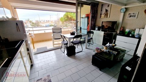 Herault (34) in vendita a Cap d'Agde tra Richelieu e Rochelongue vicino alle spiagge e a Marre aux canards, appartamento composto da un soggiorno con cucina attrezzata, una camera da letto sul soppalco e un terrazzo di oltre 8 m² con una bella vista ...