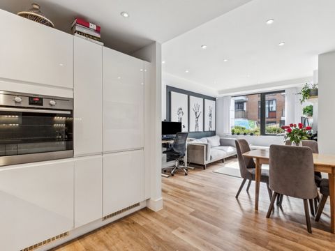 This stunning ground-floor apartment, set within a highly sought-after development, offers luxurious living with three bedrooms and two bathrooms. Spanning 950 square feet, the modern space is beautifully presented and situated on the edge of King Ge...