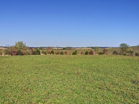 A Bernac, à 5 mn de Marssac, Grand terrain plat à bâtir. Dans un hameau, au calme, Borné, viabilisation et assainissement individuel à prévoir. Possibilité de diviser en 2 lots (PLU OK). Les informations sur les risques auxquels ce bien est exposé so...