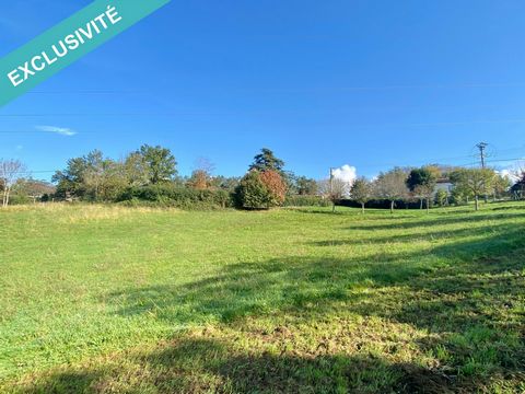 Sur la commune de PONT DE LARN, secteur St Baudille, ne cherchez plus... J'ai le terrain qu'il vous faut .... De calme, de la vue, une vie paisible à quelques minutes des écoles et des commerces... Ce magnifique terrain d'environ 2100m² est situé en ...