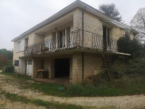 24 660 COULOUNIEIX-CHAMIERS, maison d'environ 150 m2 à rénover, avec un terrain de 7020 m2. Cette maison vous propose un gros potentiel, à 5 min de Périgueux, à proximité du projet de la futur Clinique. Celle-ci se compose: * une entrée, une pièce de...