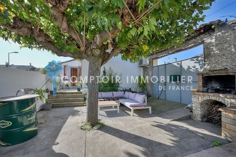 C'est en EXCLUSIVITE sur la commune d Uchaud Superbe maison de village d'environ 90m2 de plain pied composée d'un séjour cuisine, une salle d'eau, wc et de 2 chambres. Au sous sol vous trouverez une dependance de près de 50m2 avec sa propre entrée ( ...