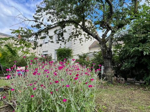 Stéphane LAROBE vous propose à Moulins cette maison de 4 chambres dont une en RDC, avec véranda, jardin et garage. Celle-ci est composée d'une entrée, d'un WC, d'une pièce de vie de 25 m2, d'une cuisine, d'une chambre et d'une véranda au RDC, avec ce...