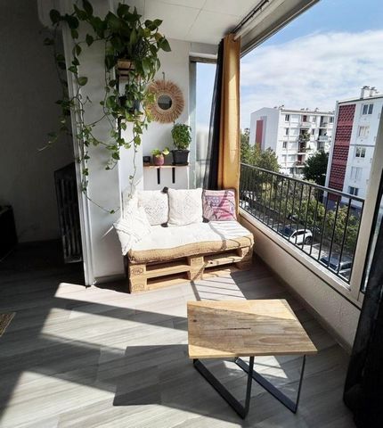 Situé à Montpellier (34070), cet appartement offre un cadre de vie privilégié au cœur d'une ville dynamique et ensoleillée du sud de la France. Proche des commerces, des transports en commun et des établissements scolaires, il bénéficie d'une localis...