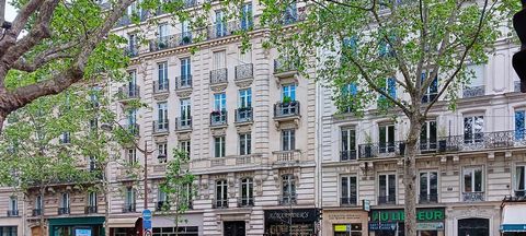 Situé dans le prestigieux 7e arrondissement de Paris (75007), cet appartement à rénover bénéficie d'un emplacement recherché au cœur de la capitale. Réputé pour son ambiance chic et ses attractions culturelles telles que la Tour Eiffel et les Invalid...