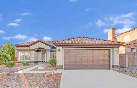 This adorable single story home features 3 bedrooms 2 baths. This home offers an inviting atmosphere and conviently located to stores, restaurants and entertainment. The open concept living space is adorned with large windows, allowing natural light ...