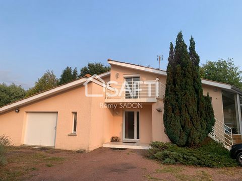 Located in the charming town of Carcans, this house enjoys a peaceful and green environment, perfect for those who value tranquility. Close to amenities such as public transport, schools, and a nearby daycare, it offers a practical and family-friendl...