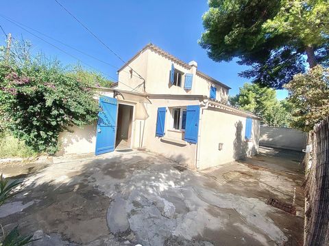 Très belle petite maison T5 à vendre à Saint-Mitre, située dans une impasse au calme. Elle se compose d'un séjour, d'une cuisine, de deux chambres, deux pièces pouvant faire office de bureau, une partie 