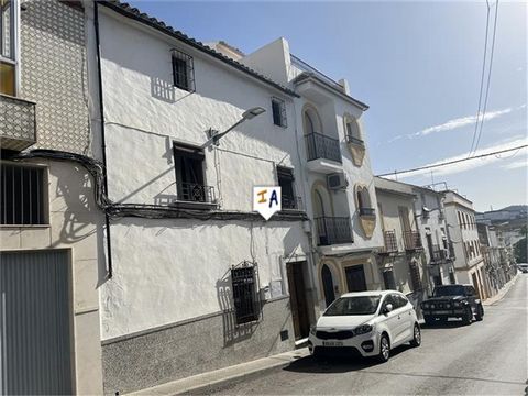 Deze ruime 180m2 grote woning met 3 slaapkamers en 2 badkamers is gelegen in de populaire stad Rute in de provincie Cordoba in Andalusië, Spanje. Gelegen aan een brede straat met parkeergelegenheid op straat direct voor de deur, komt u het herenhuis ...