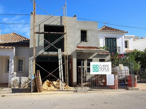 Casa de 3 habitaciones en construcción en Tavira - Confort y Modernidad Descubra esta villa de 3 dormitorios, en construcción, cuya finalización está prevista para finales de 2024, en una urbanización tranquila en Tavira. Ideal para familias, combina...