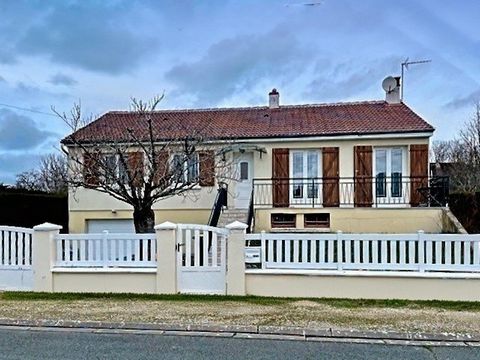 Cette charmante maison bénéficie d'un cadre paisible et agréable. La ville offre un environnement propice à la détente avec ses espaces verts et ses commodités à proximité tels que les écoles, les commerces, et les transports en commun, facilitant ai...