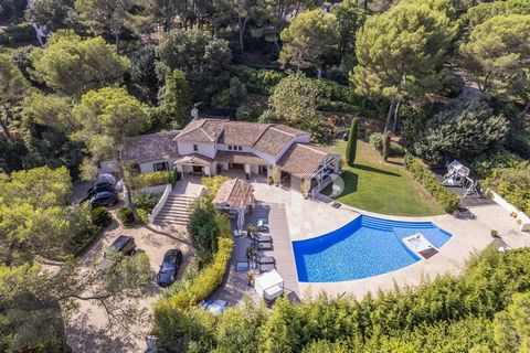 Une propriété résidentielle située dans un domaine privé et sécurisé, Les Parcs de Mougins. La villa de 362m² récemment rénovée avec des finitions de luxe, dispose d'un hall d'entrée, d'un salon avec cheminée avec une salle à manger et d'une cuisine ...