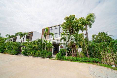 Entièrement meublée et équipée d’appareils électroménagers de grandes marques, maison avec deux chambres et deux salles de bains, piscine privée et terrasse. La construction est réalisée à l’aide de technologies améliorées, en particulier, l’épaisseu...