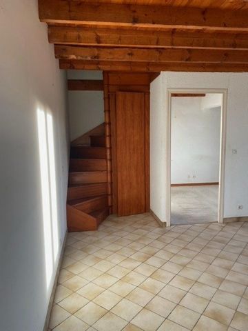 Bel appartement en duplex situé au coeur du village des Arcs sur Argens à quelques pas des commerces, des écoles, du jardin d'enfants, mairie, pharmacie, médecins et gare SNCF. Ce T4 de 90,76m2 situé au deuxième étage, composé d'un salon de 24m2, de ...