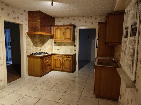 D'une surface de 130m2 venez découvrir cette charmante maison à Betschdorf à 18mn de Haguenau. Vous trouverez au rez de chaussée une belle pièce de vie, une salle de bain et un WC séparé, une cuisine et une chambre. Vous aurez directement accès au ga...