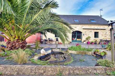 Authentique corps de ferme à Plomodiern Cette propriété offre un cadre de vie agréable pour une famille ou pour des projets de gîtes située à proximité des plages de la baie de Douarnenez, propices aux activités nautiques. Les commodités telles que c...