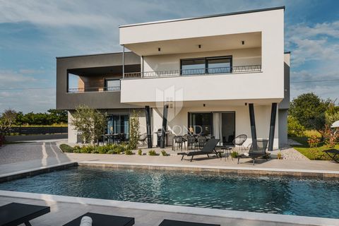 Location: Istarska županija, Umag, Umag. Istria, Umag, surroundings A few minutes' easy drive from the beautiful Umag, located in an extremely quiet location, is this modern villa with 3 residential units! The villa is located on a plot of land with ...