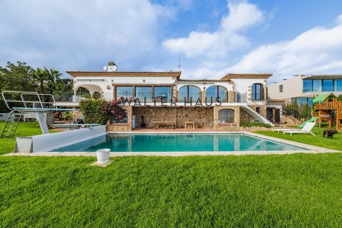 Villa avec Licence Touristique et haute rentabilité située dans le quartier résidentiel exclusif de Mas Nou, cette villa de luxe offre 824 m² construits sur un grand terrain de 2079 m². Conçue pour profiter de la lumière naturelle, la propriété est r...