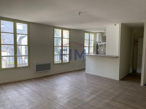 Apartment ideally located between the beach and the pedestrian street This renovated property, located on the third floor, benefits from a superb luminosity in the room and the living room. It has a functional kitchen area, as well as a separate show...