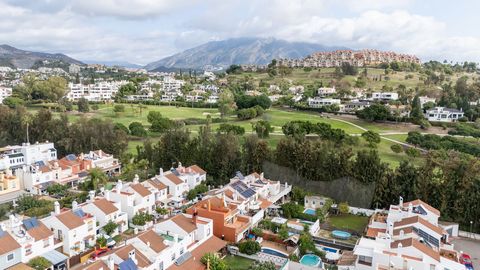 Located in Nueva Andalucía. Fantastic south facing townhouse located in Nueva Andalucia, La campana. This home has enormous potential with a large garden where there is the possibility to build a pool, in the house there is also the possibility to ad...