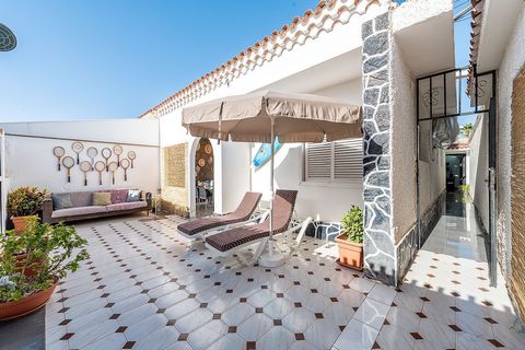 In the epicenter of Playa del Ingles, practical and renovated semi-detached house on two floors, with terrace of over 40m2, large closed garage of 14m2. No community fees, located just 10 min walk to the beach, with supermarket, stores, restaurants a...