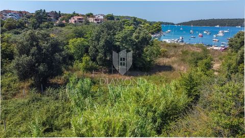 Location: Istarska županija, Medulin, Pomer. Istrien, Medulin, Umgebung Mit großem Potenzial für die Entwicklung des Tourismus liegt das Grundstück in ruhiger Lage, nur 100 Meter vom Meer entfernt, umgeben von unberührter Natur und sauberem Meer und ...