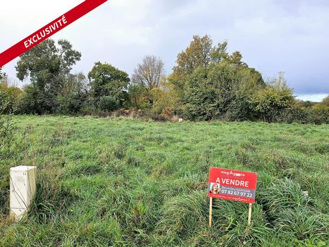 Terrain Viabilisé à Saint-Clet, Bretagne Situé à seulement quelques minutes de la charmante petite cité de caractère de Pontrieux, ce terrain de 717 m² est l’opportunité idéale pour votre futur projet immobilier. A proximité des commerces, des écoles...