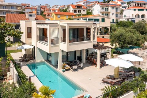 Aantrekkelijke villa met zwembad op 50 m van het strand op het schiereiland Ciovo in de buurt van Trogir. De villa biedt gedeeltelijk uitzicht op zee. Het strekt zich uit over 240 m2 woonoppervlak en is omgeven door 280 m2 prachtig aangelegde tuin. H...