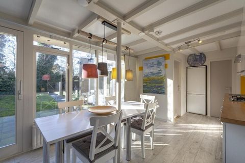 Duinland 179, un bungalow de vacances confortable pour 5 personnes à Sint Maartenszee. Ce bungalow de vacances à Sint Maartenszee est une magnifique maison de vacances pour vos vacances à la mer. La maison est située au calme dans le parc verdoyant d...