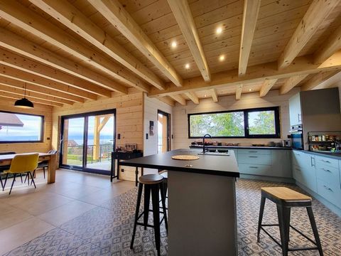 A seulement 300m du Lac, ce chalet neuf de 130m2 + garage de 30m2 avec une vue splendide sur le Lac Léman et les Alpes Suisses vous offre un refuge chaleureux, au calme, à proximité immédiate du lac et de l'embarcadère. Profitez de l'espace généreux ...