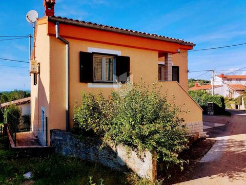 Location: Istarska županija, Poreč, Poreč. Spacious House for Sale in the Heart of Istria, Karojba A family house located in Karojba is for sale, perfect for family living or investment. The house has a total area of 170 m² and features a practical l...