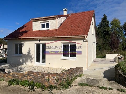 Venez découvrir sans tarder ce magnifique pavillon entièrement restauré à l'état neuf. Il se compose d'une cuisine, vaste salon- séjour, salle d'eau avec WC, buandrie. A l'étage, dégagement déservant 3 chambres, salle d'eau avec WC. Aménagement compt...