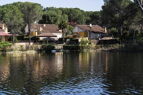 The house is furnished with great attention to detail. Here families or groups can enjoy the Andalusian flair. The house has its own pool, a barbecue terrace, children's playground and its own jetty to the lake and the kayaks provided. Another highli...