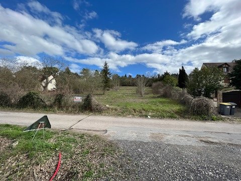 Terrain à bâtir de 1990m2, non viabilisé. Possibilité de diviser en deux lots distincts.Quartier calme et gare SNCF à PONT SUR YONNE Proche tous commerces,écoles,collège,métiers de santé,ETC..... Les informations sur les risques auxquels ce bien est ...